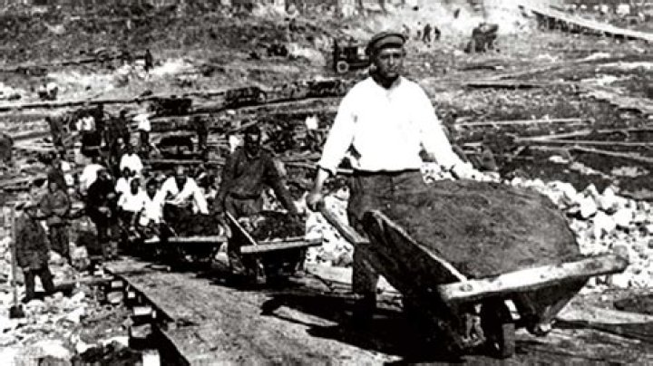 How did Stalin attempt to collectivize agriculture?