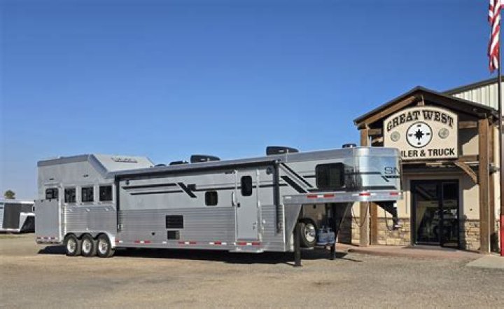 How long is a 3-horse trailer with living quarters?