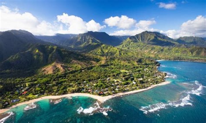 What are 5 interesting facts about the Hawaiian Islands?