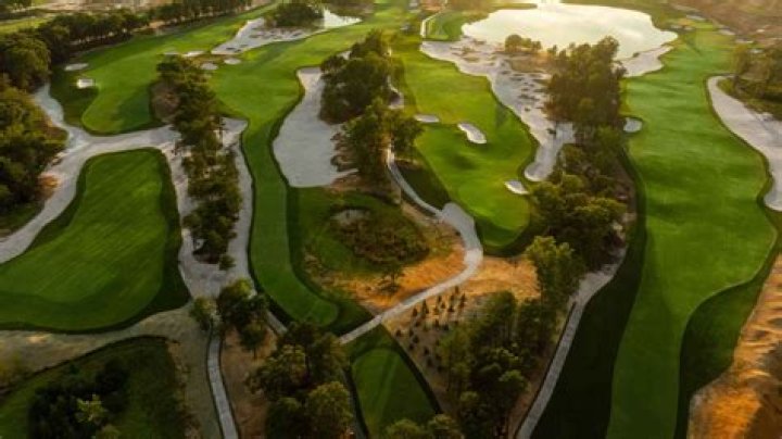 Where is Tiger Woods building his new golf course?