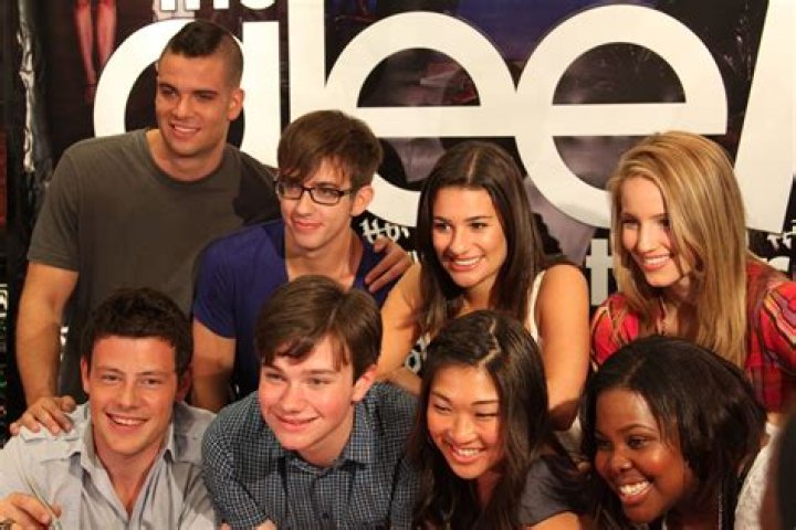 Who are the 12 original glee members?