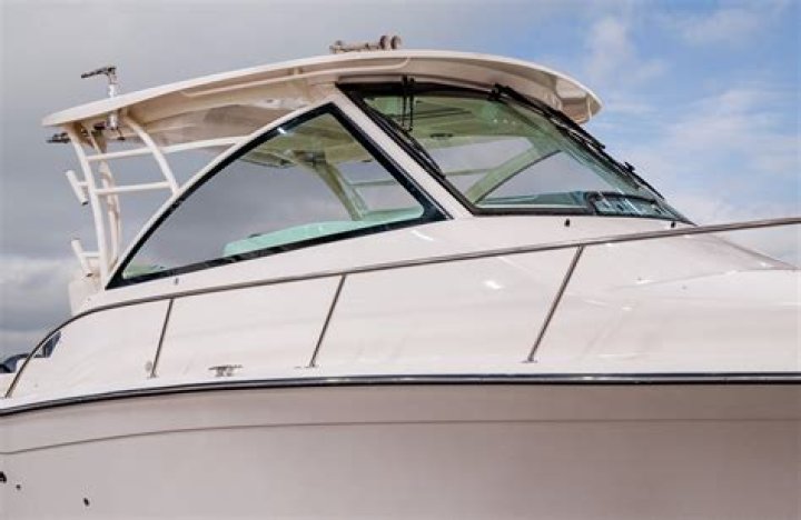 Who makes malibu boat windshields?